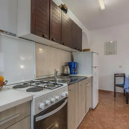 Spacious Apartment With Garden In Porec Croatia Apartamento *