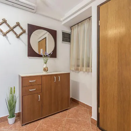 Spacious Apartment With Garden In Porec Croatia