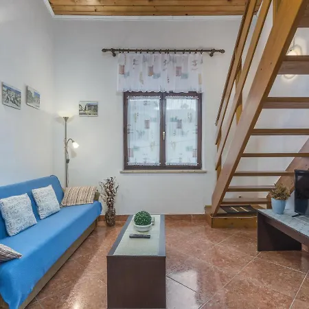 Spacious Apartment With Garden In Porec Croatia Apartamento *