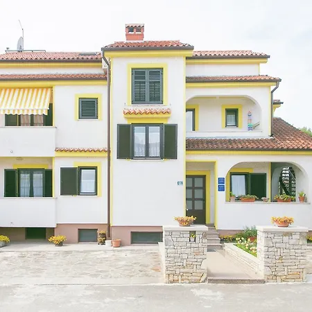 Spacious Apartment With Garden In Porec Croatia Apartamento