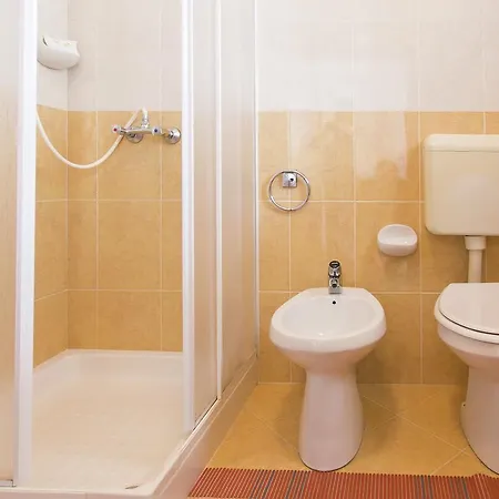 Spacious Apartment With Garden In Porec Croatia Apartamento *
