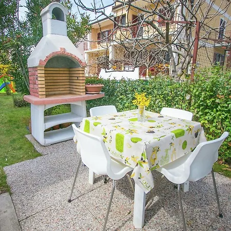 Spacious Apartment With Garden In Porec Croatia Apartamento Poreč